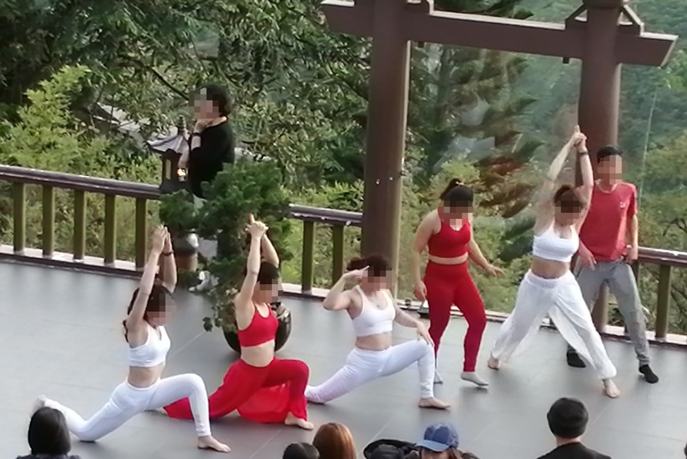 Nhom phu nu mac do ho, tao dang chup anh o chua Linh Quy Phap An hinh anh