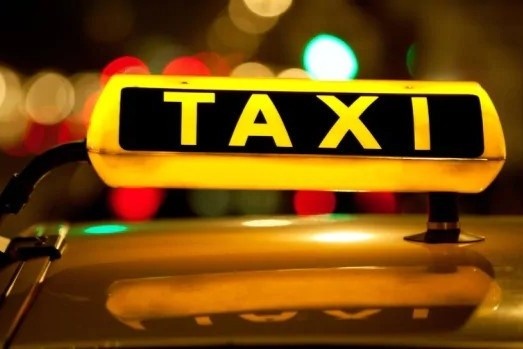 Tai xe taxi cho thang khach khong khau trang den don canh sat hinh anh