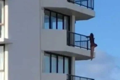 Treo nguoi ben ngoai ban cong tang 11 de chup anh o Australia hinh anh