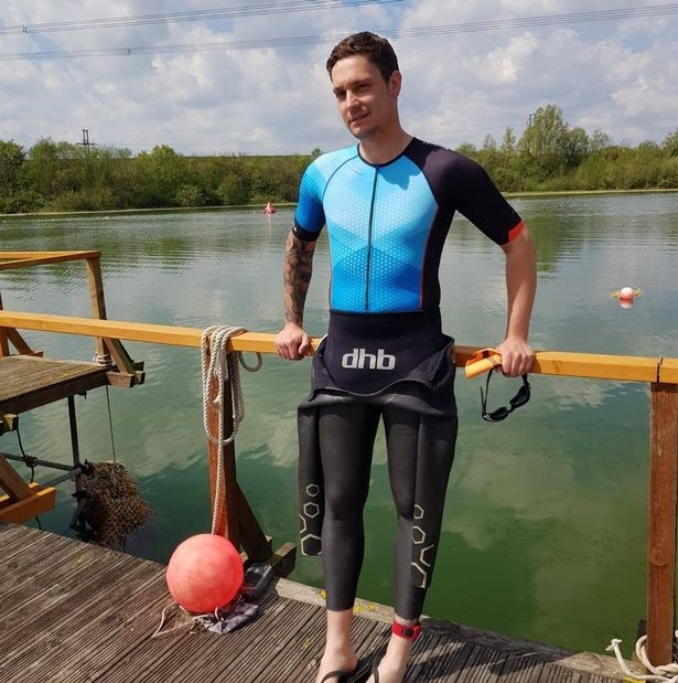 cứu chó mắc kẹt dưới nước ảnh 2 cuu cho mac ket duoi nuoc anh 2