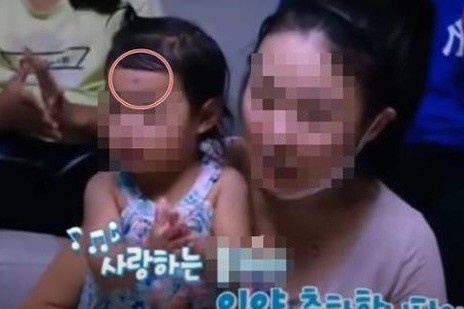 Ba me Han bao hanh con nuoi co the chiu an chung than hinh anh