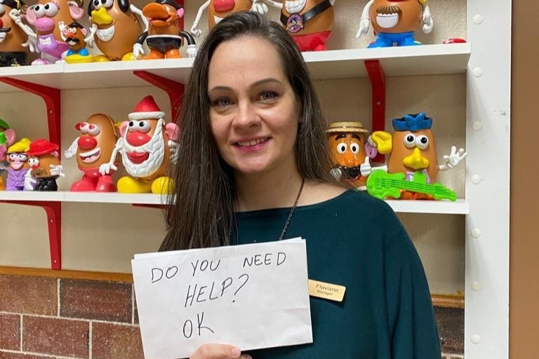 Nhan vien phuc vu cuu cau be khoi bao hanh nho mot mau giay hinh anh