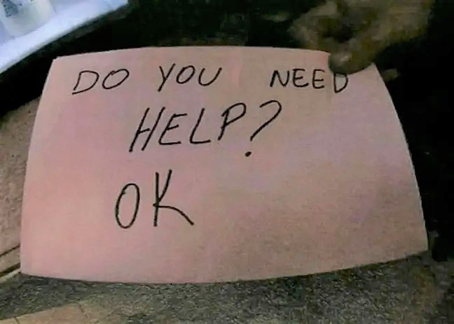 cuu cau be bi bao hanh bang mau giay anh 2