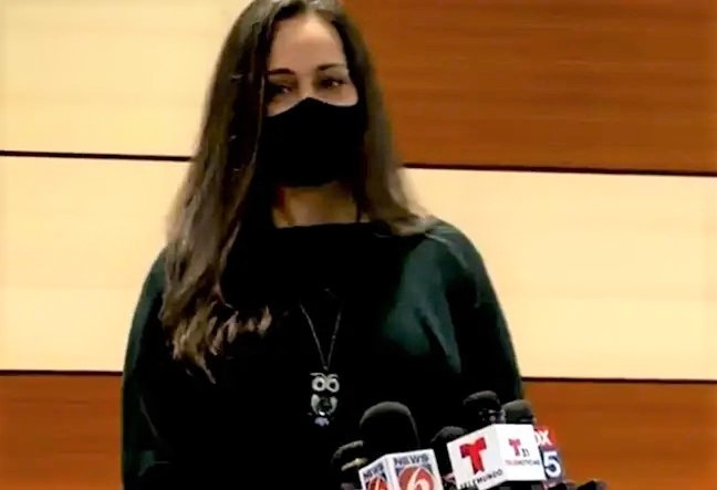 cuu cau be bi bao hanh bang mau giay anh 1