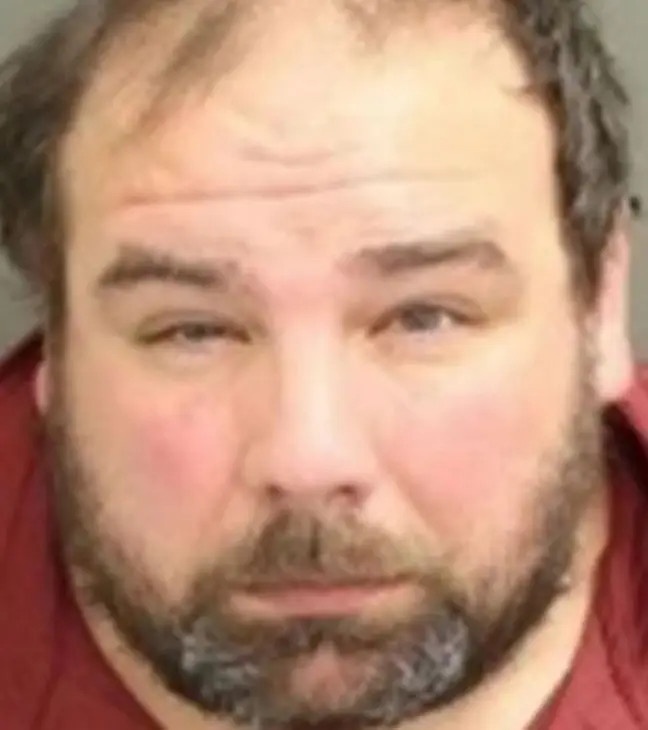 cuu cau be bi bao hanh bang mau giay anh 3