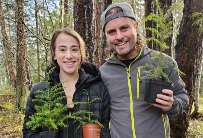 Cap vo chong thu thach khong mua do an trong mot nam hinh anh