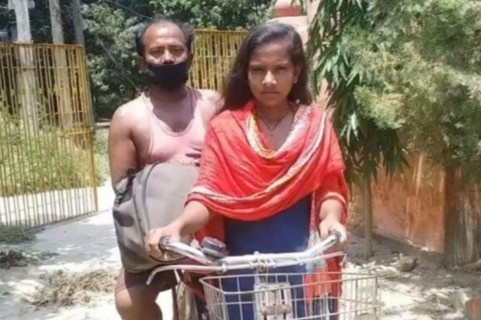 Co gai An Do dap xe 1.200 km cho bo ve que duoc moi lam dai su hinh anh