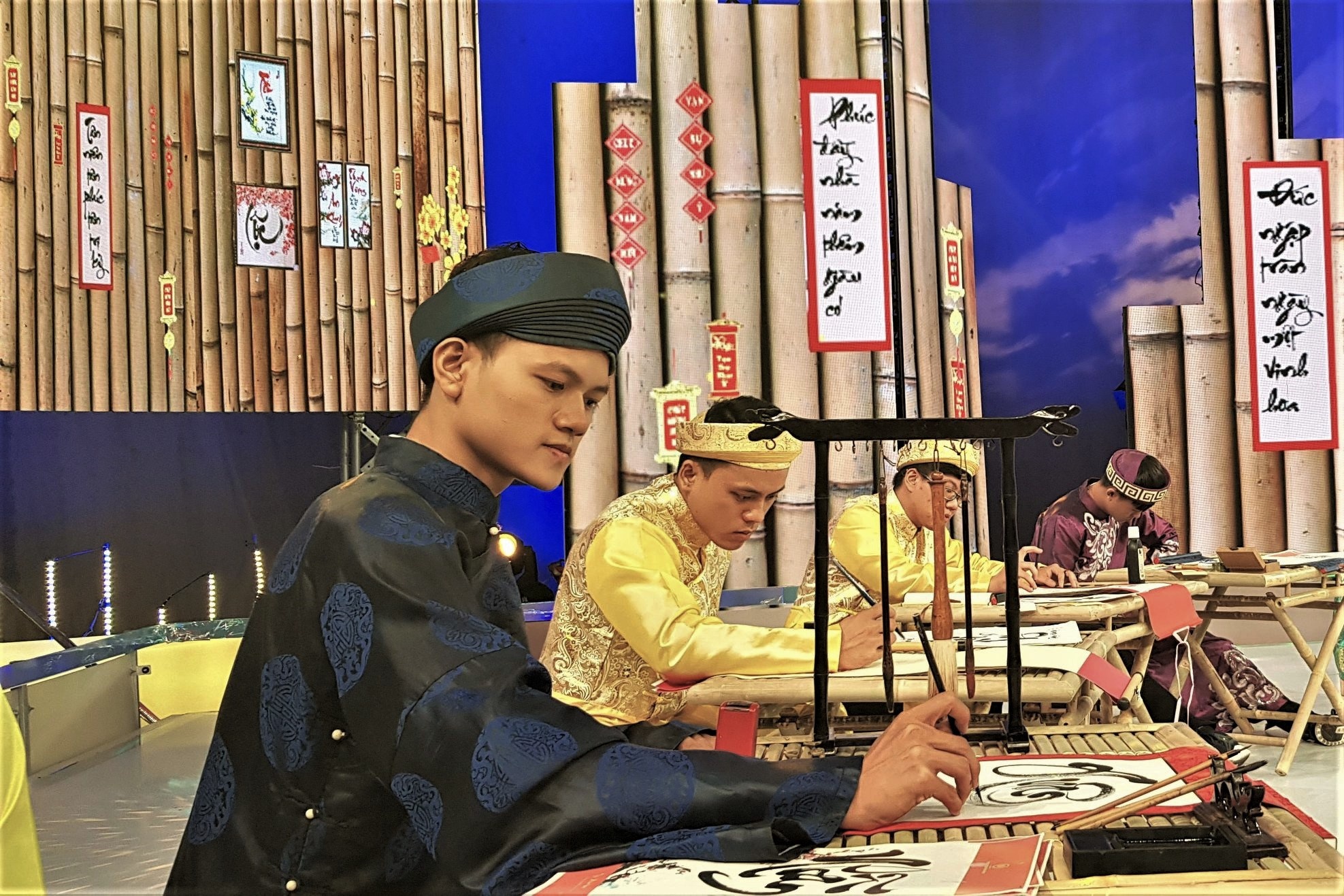 chàng trai mê thư pháp ảnh 2 chang trai me thu phap anh 2