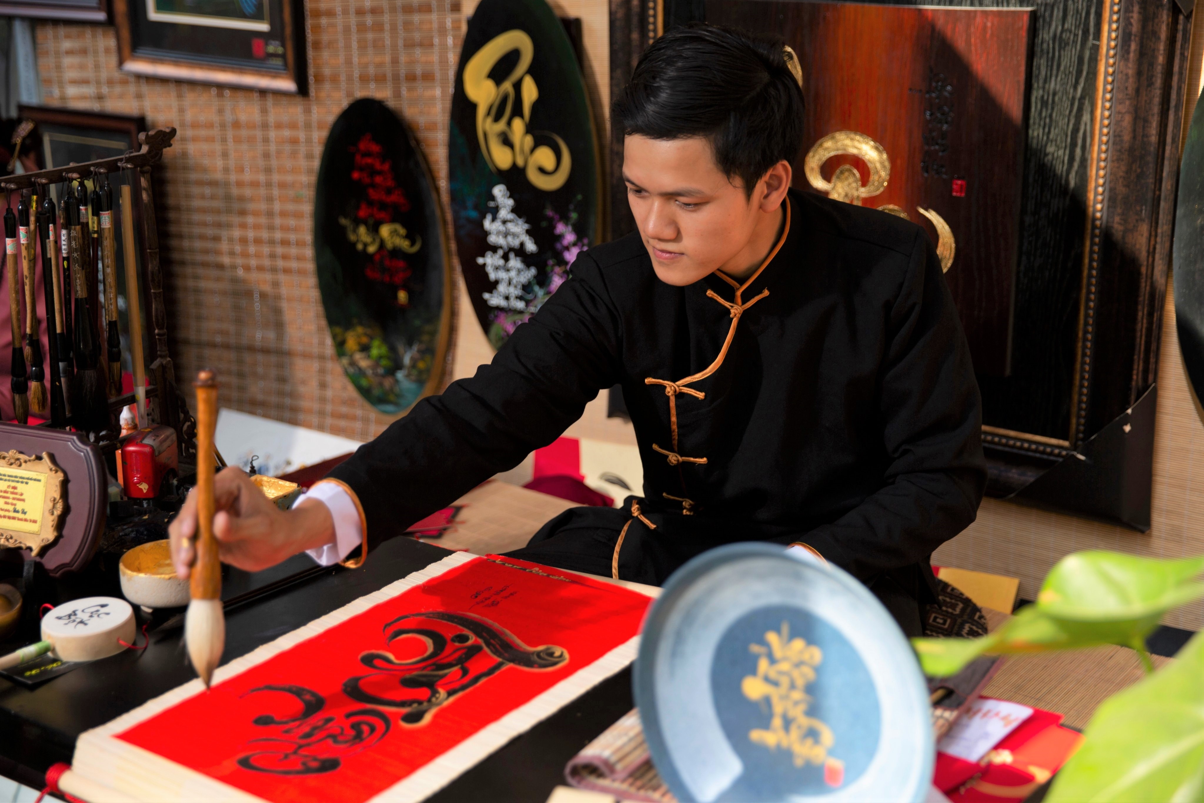 chàng trai mê thư pháp ảnh 1 chang trai me thu phap anh 1