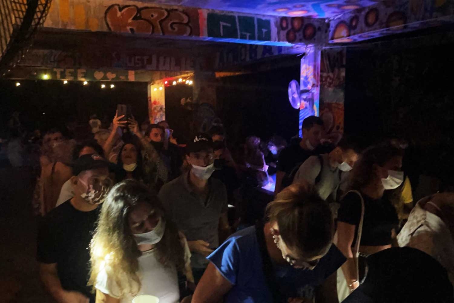 du khach bi bat vi tiec tung anh 2