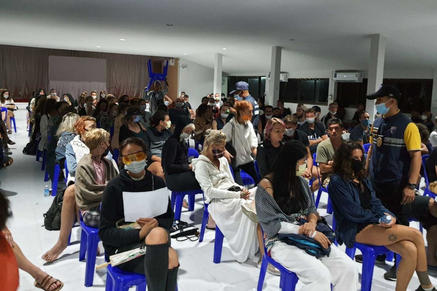 du khach bi bat vi tiec tung anh 1