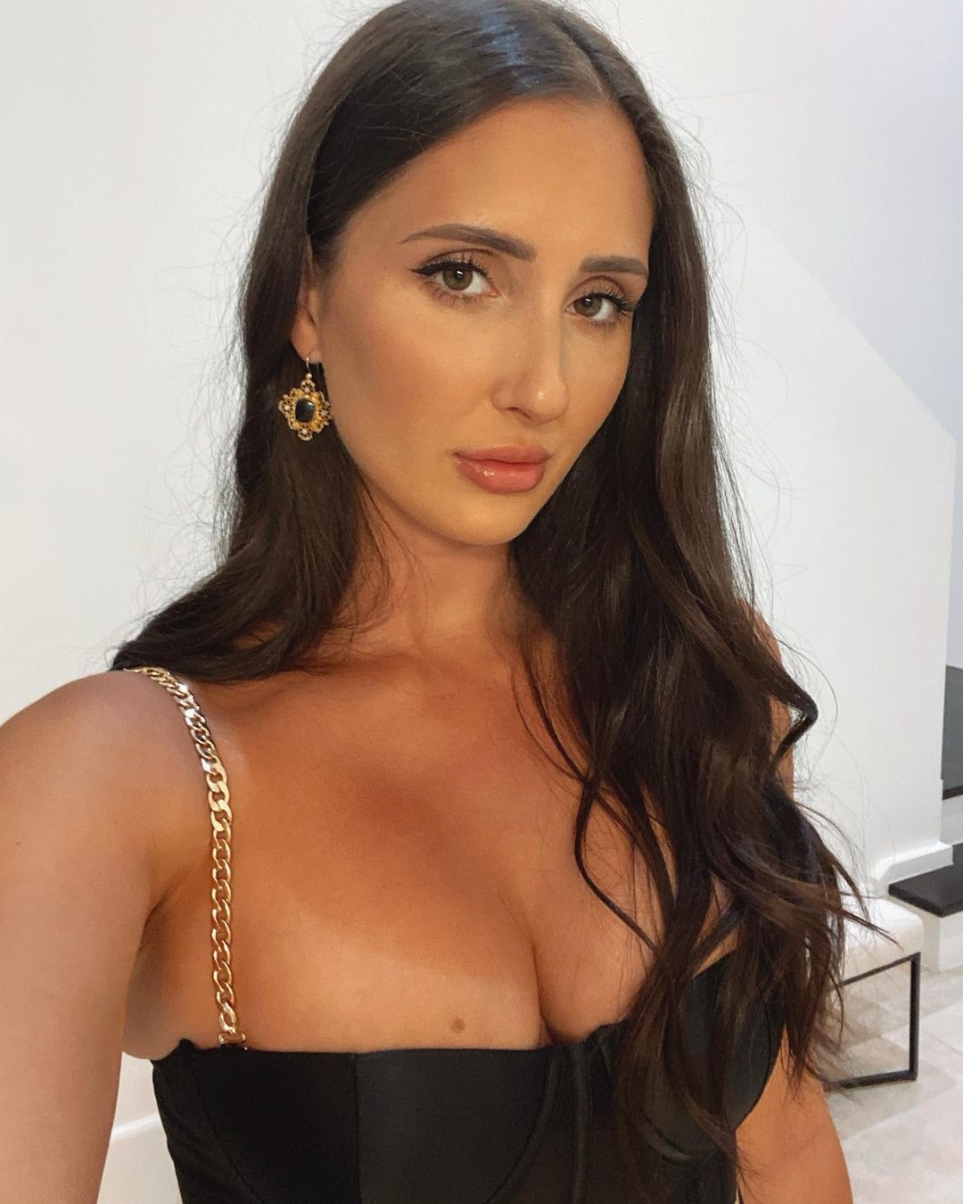 mac crop top tren may bay anh 3