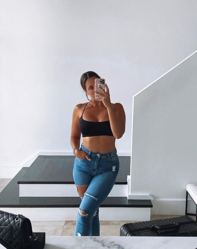 mac crop top tren may bay anh 2