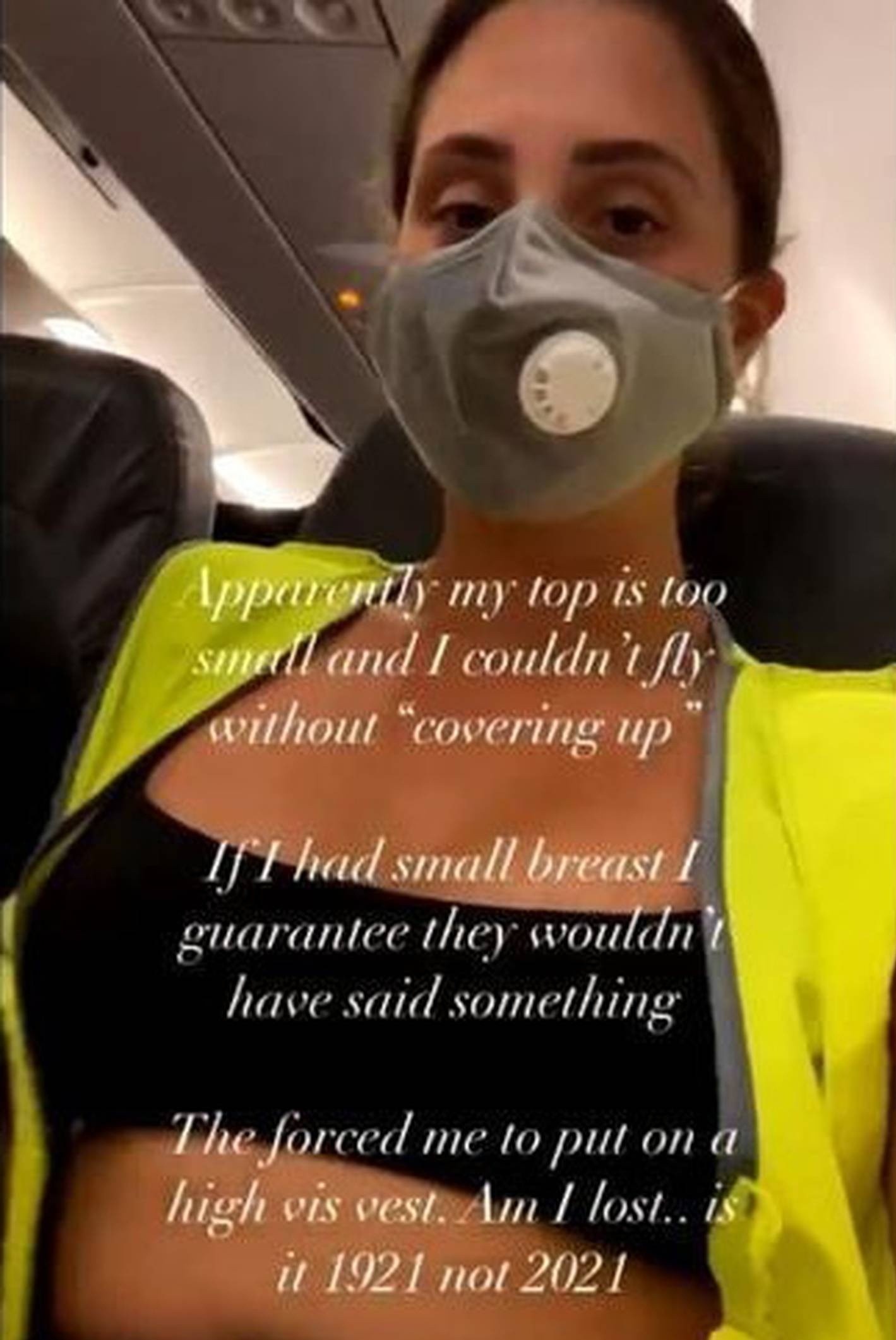 mac crop top tren may bay anh 1