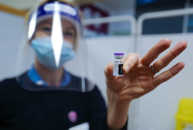 Gioi nha giau My di duong tat de duoc tiem vaccine som hinh anh