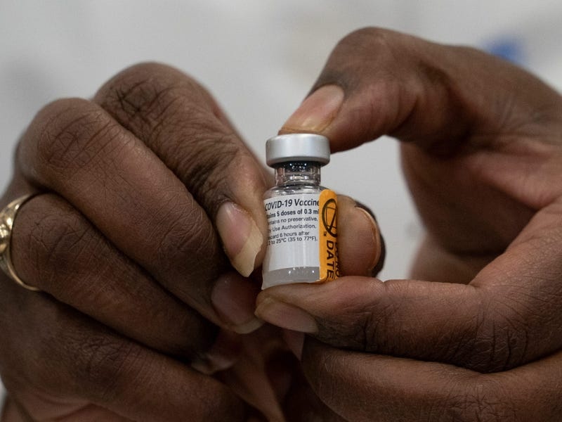 nguoi giau My tiem vaccine covid-19 anh 2