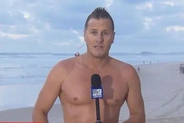 MC lao xuong bien cuu nguoi khi dang dan ban tin o Australia hinh anh