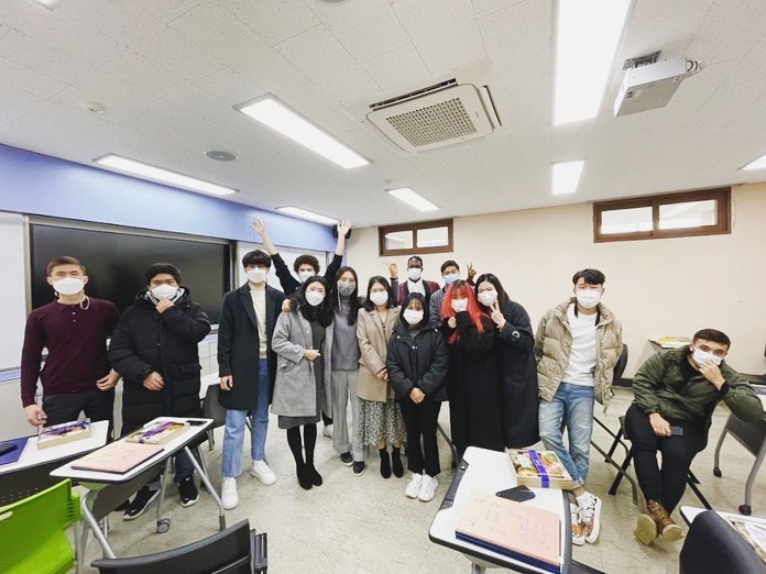 du hoc sinh don tet xa nha anh 1