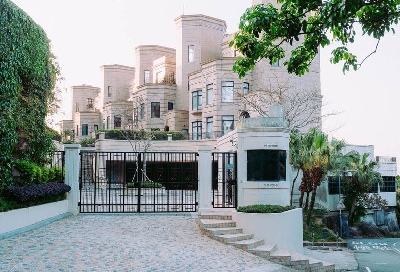 Khu dan cu tap trung gioi sieu giau o Hong Kong hinh anh