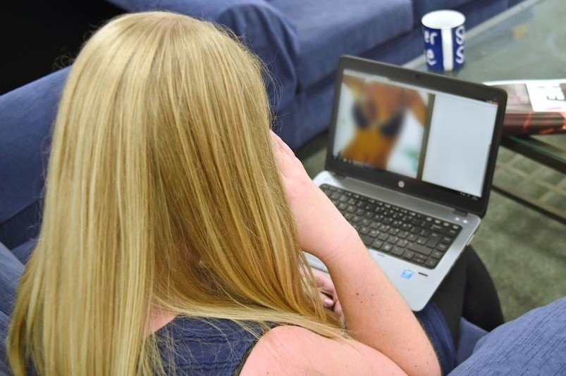 'Toi bi ban quen tren mang ep gui anh khoa than' hinh anh