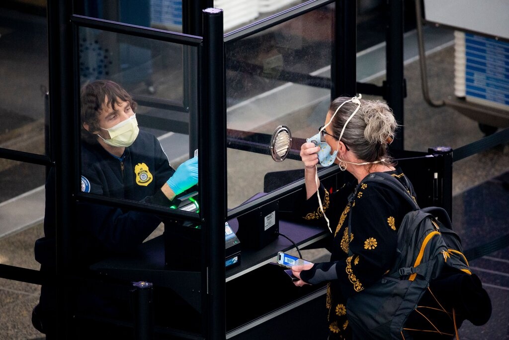 san bay lay lan dich covid-19 anh 2