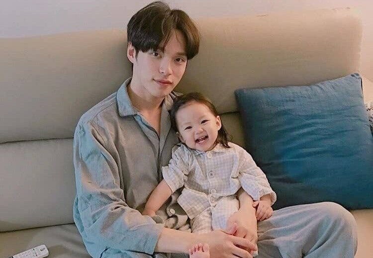 Nam gioi Han nghi thai san, o nha cham con thay vo hinh anh