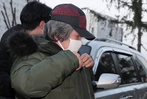 Thanh nien dot nhap nha, doi trung phat ten au dam Han Quoc hinh anh