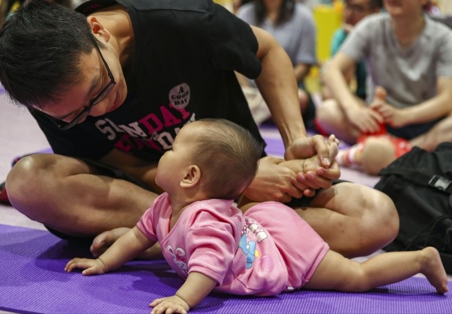 duoc tang tien khi sinh con anh 2