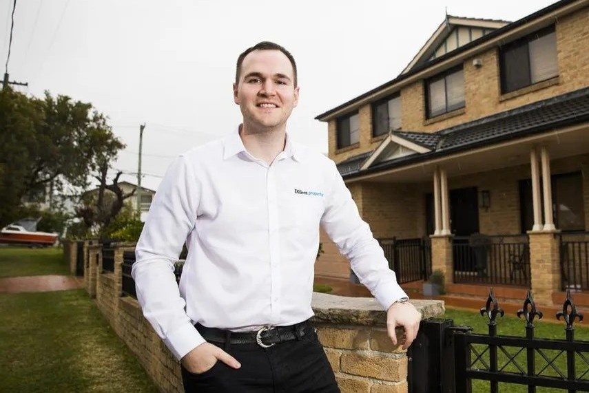 Nguoi dan ong Australia 29 tuoi so huu 29 can nha nho tiet kiem hinh anh