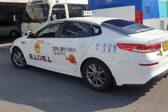 Dich vu taxi cho nguoi nghi mac Covid-19 o Han Quoc hinh anh