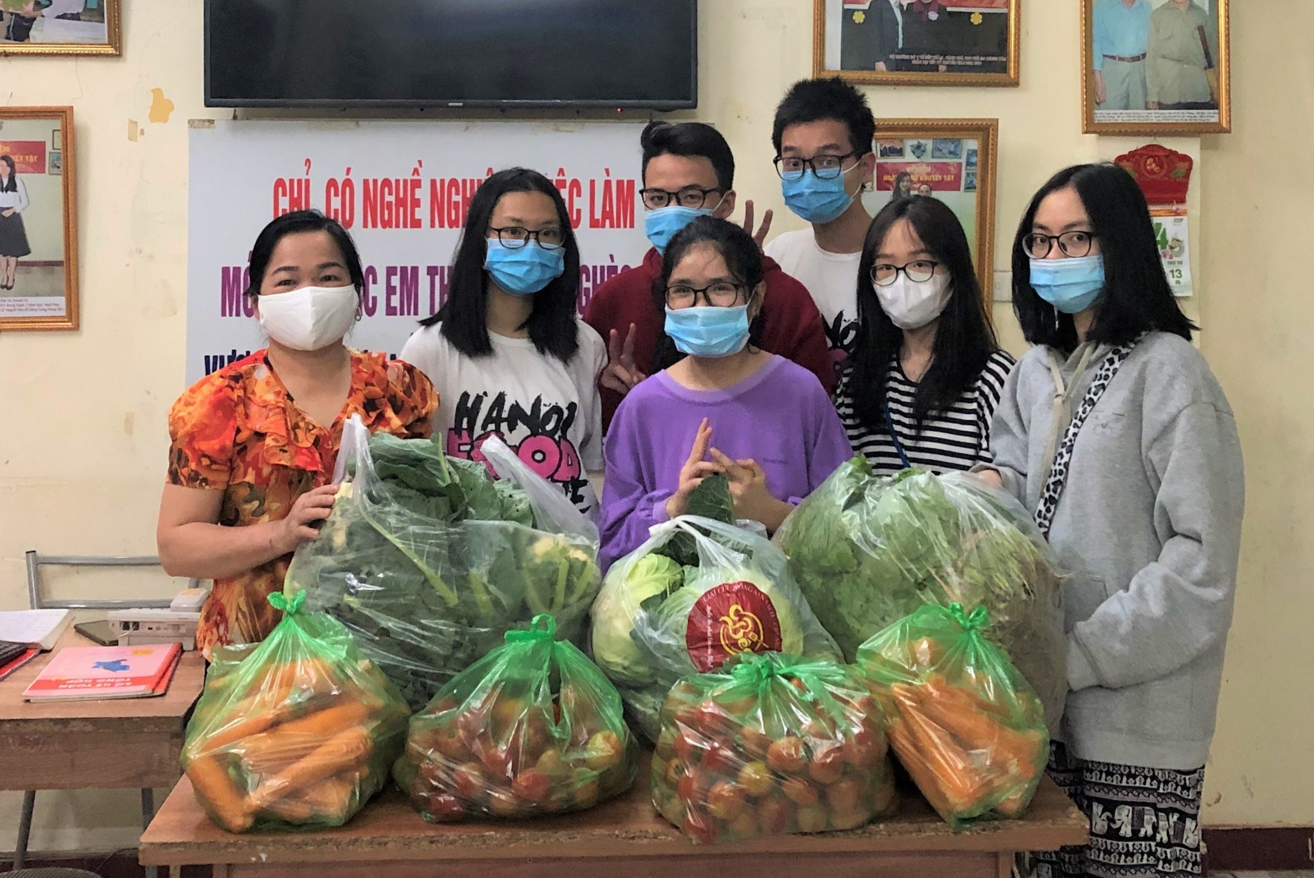 Hoc sinh Ha Noi mang nong san giai cuu tang nguoi kho khan hinh anh