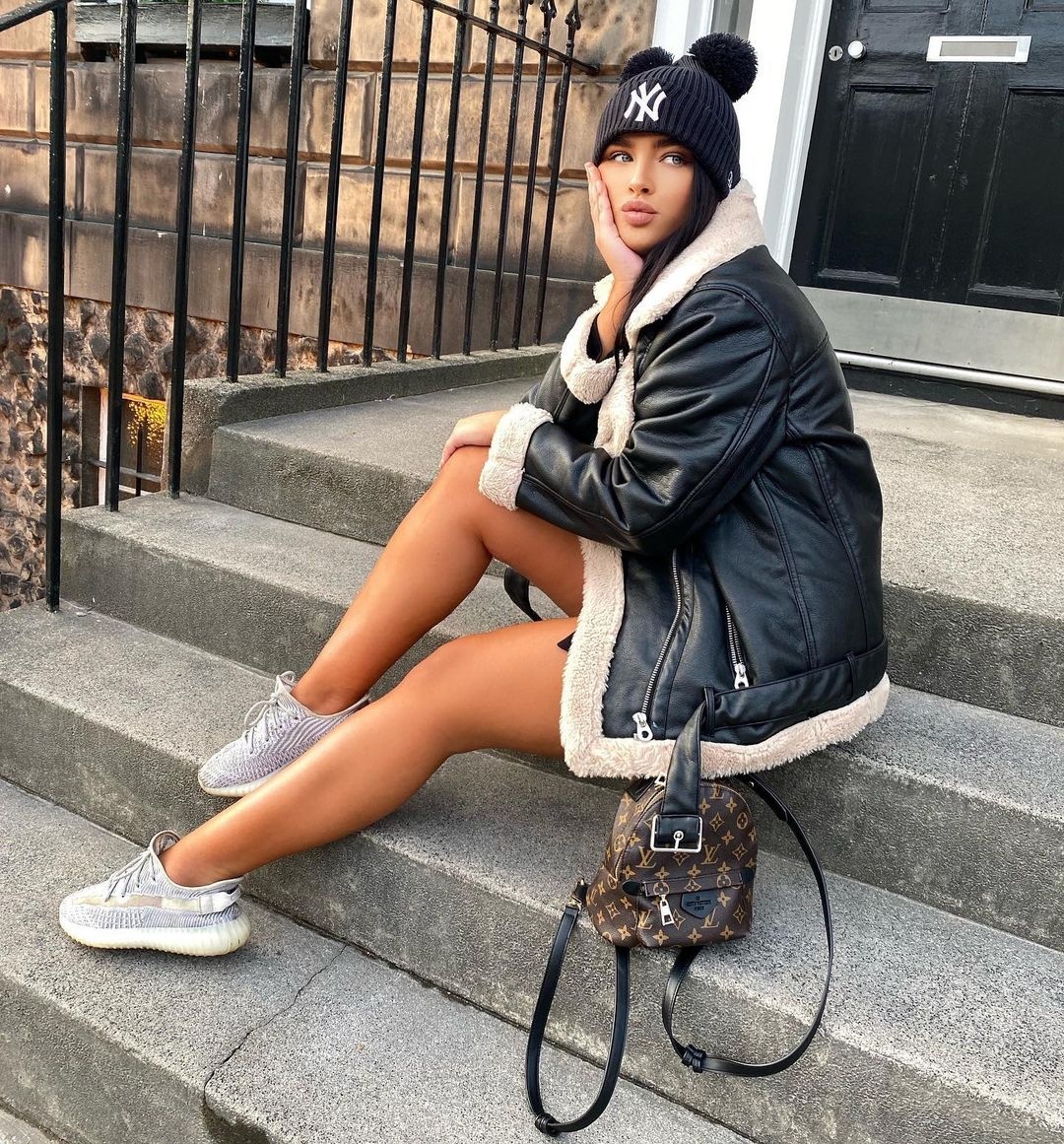 nguoi mau mac vay xe nguc anh 1