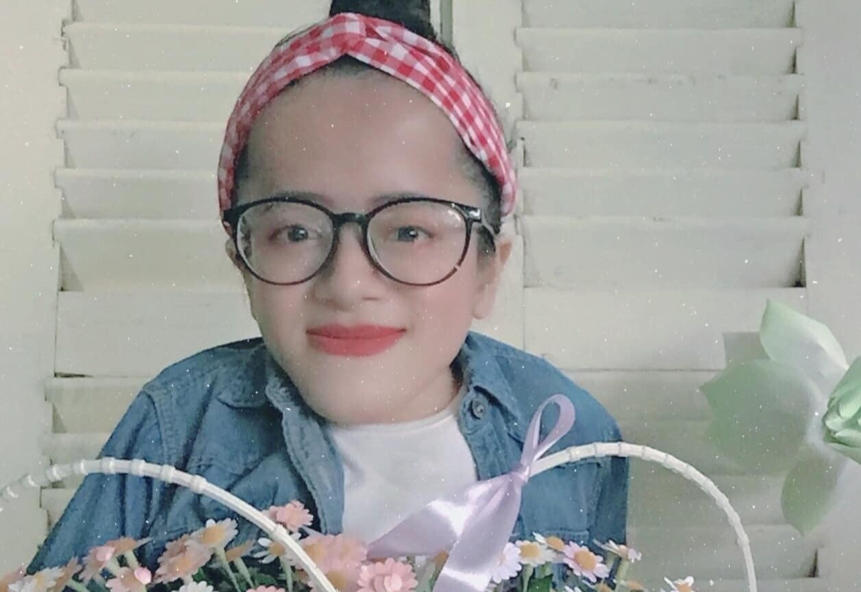 Tiem hoa giay mang hy vong cua co gai xuong thuy tinh hinh anh