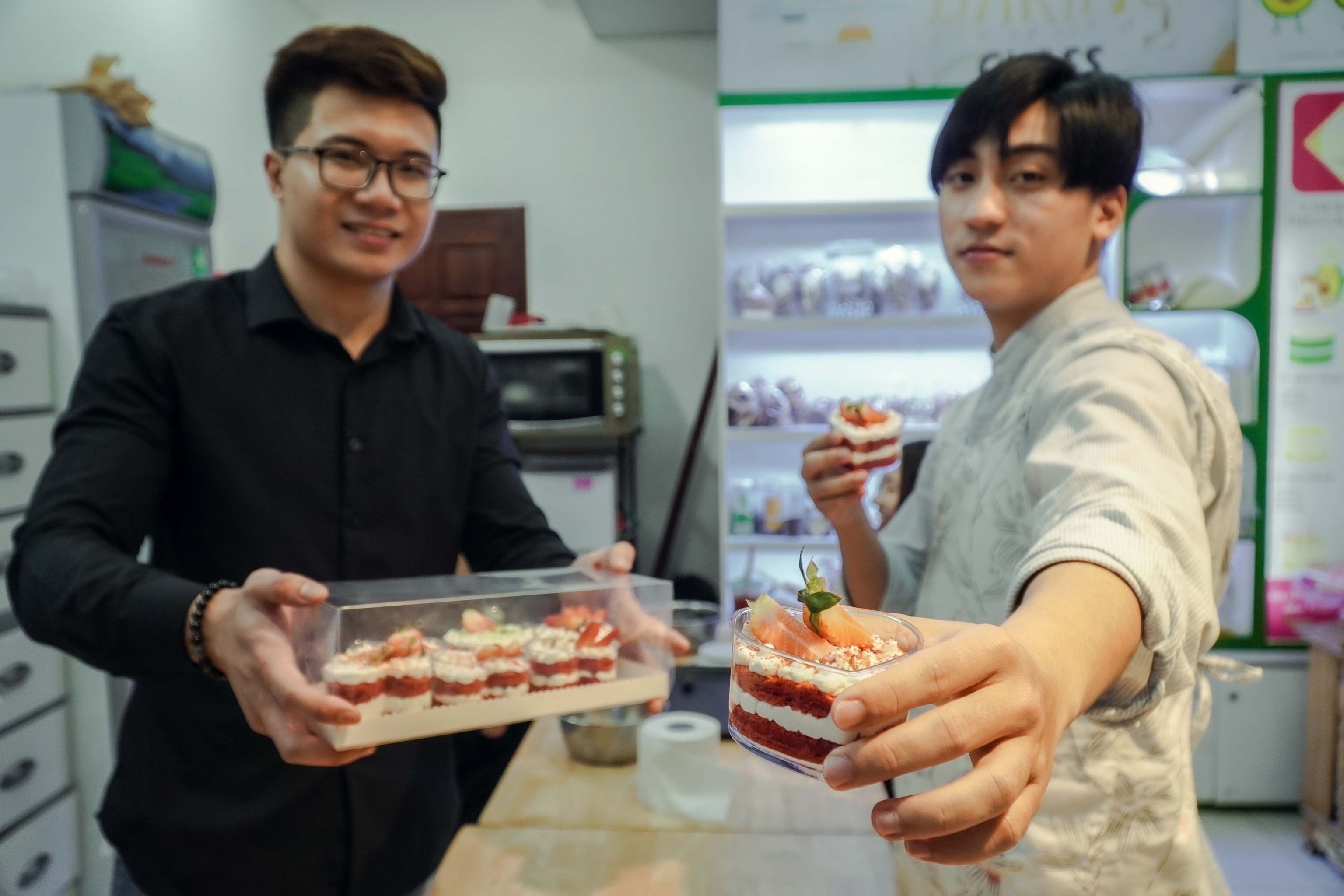 Con trai hoc lam banh tang me, ban gai ngay 8/3 hinh anh