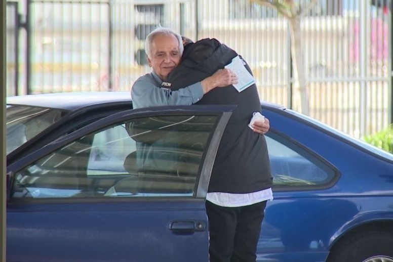 Thay giao My duoc hoc sinh cu tang 27.000 USD hinh anh