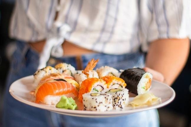 Nhieu nguoi Dai Loan doi ten thanh Ca Hoi de an sushi mien phi hinh anh