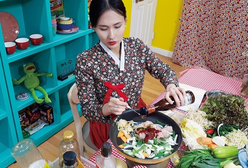 Lien tuc co be boi, gioi mukbang Han chuyen huong hinh anh
