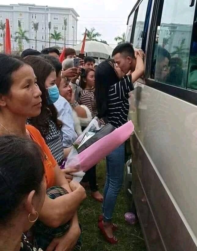 cặp đôi hôn nhau ngày nhập ngũ ảnh 1 cap doi hon nhau ngay nhap ngu anh 1