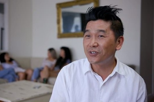 Cach day con cua ong bo goc Viet len truyen hinh Australia hinh anh