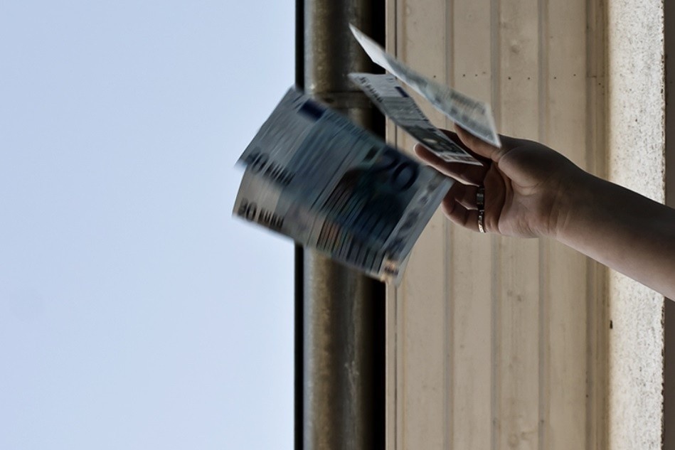 Nguoi dan ong Nhat nem gan 800 USD qua cua so khach san hinh anh