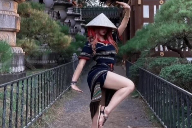 Hot girl Le Bong bi chi trich vi tao dang phan cam o chua hinh anh