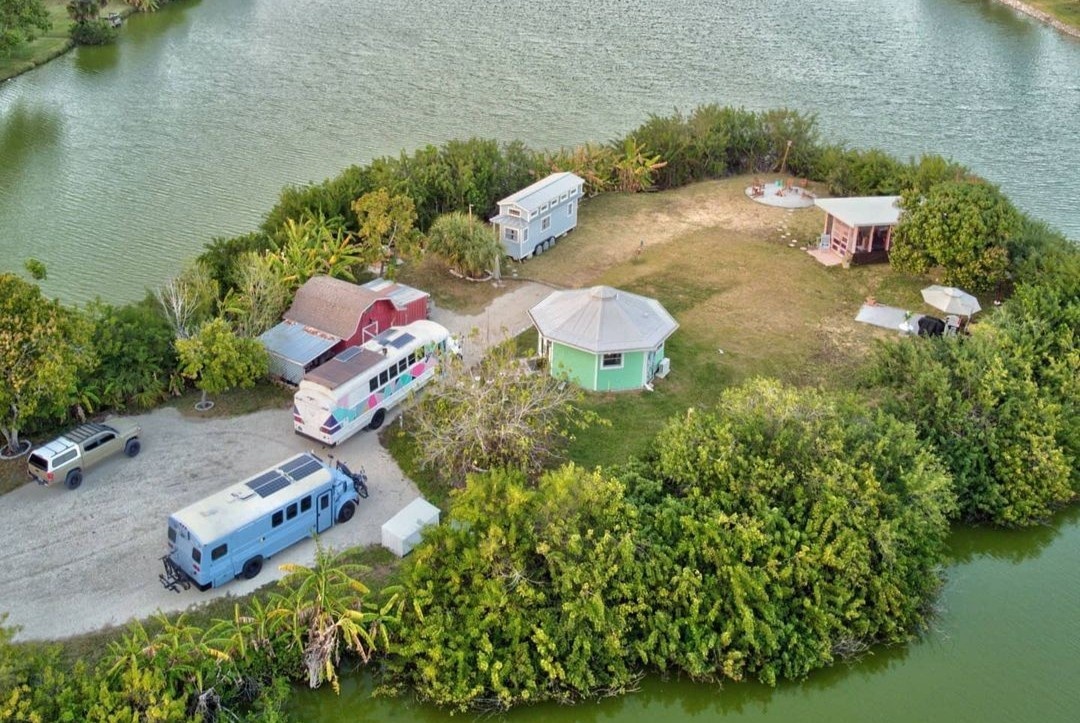 Chang trai mua dao rieng, dung nha de sinh song hinh anh