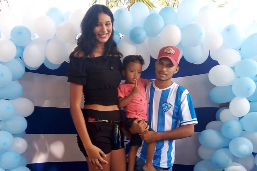 Chuyen tinh 8 nam cua co gai cao hon 2 m hinh anh