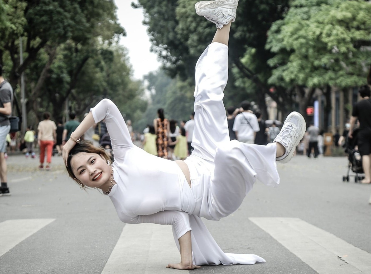 Co gai mac ao dai, tao dang hip hop tren pho di bo hinh anh