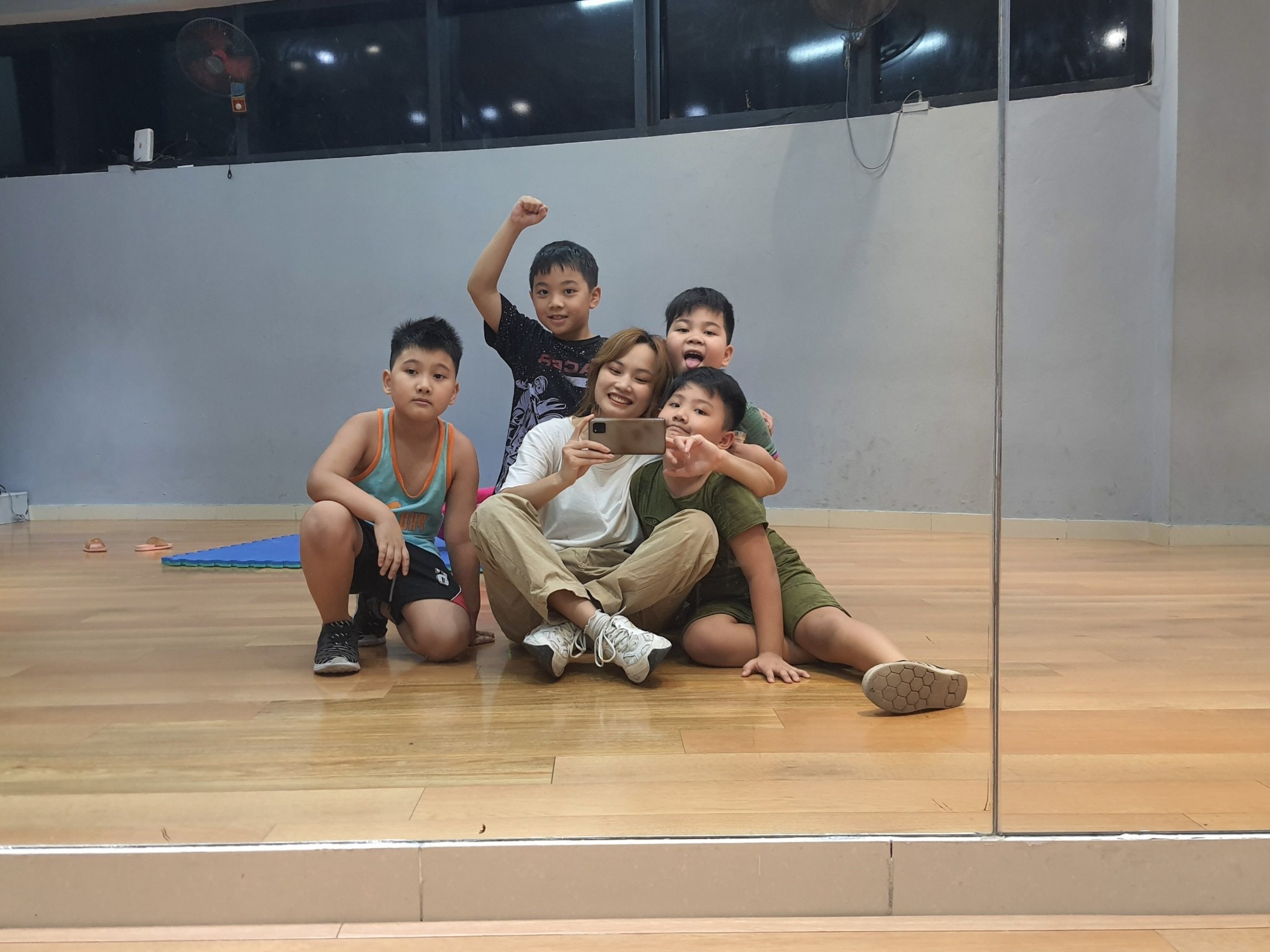 mặc áo dài nhảy breakdance ảnh 3 mac ao dai nhay breakdance anh 3