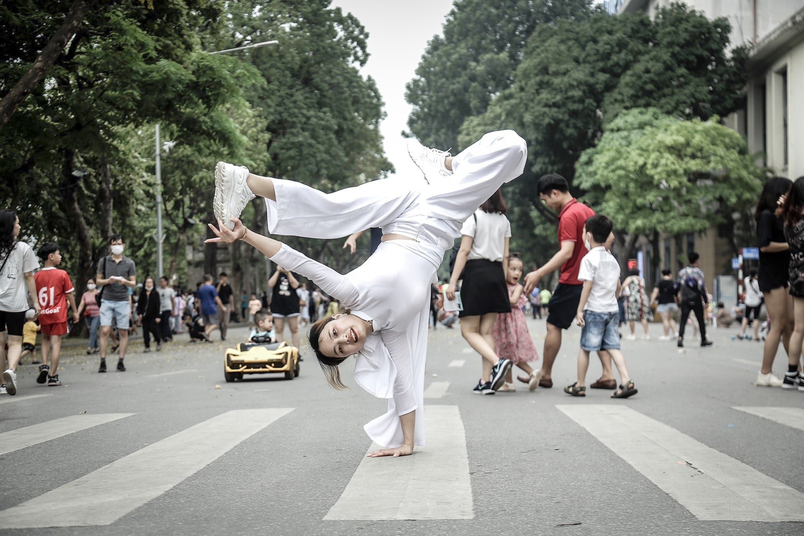 mặc áo dài nhảy breakdance ảnh 2 mac ao dai nhay breakdance anh 2