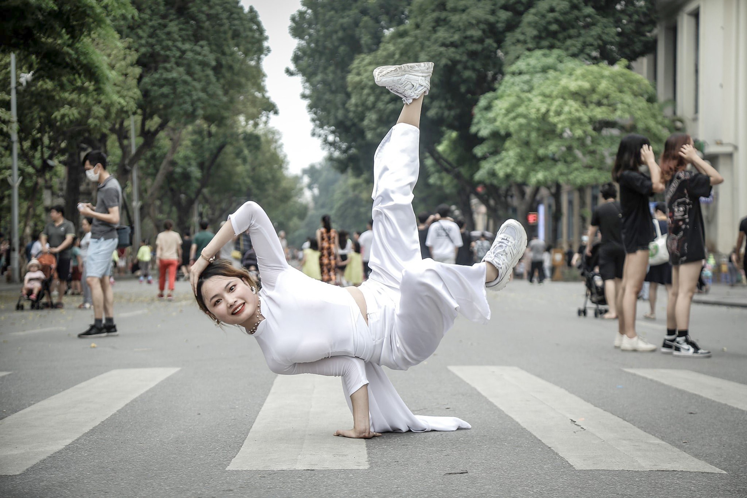 mặc áo dài nhảy breakdance ảnh 1 mac ao dai nhay breakdance anh 1