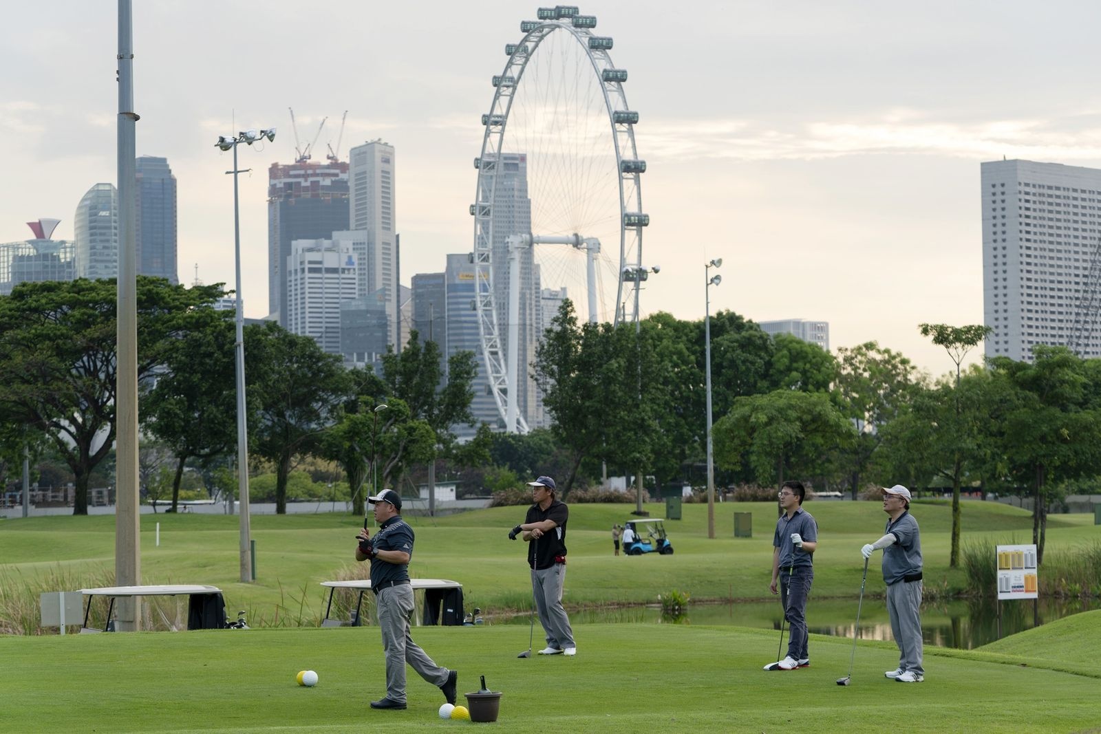 gioi nha giau Singapore choi golf anh 1