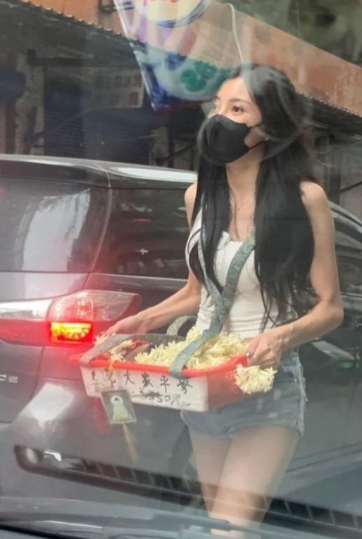 nữ streamer bán hoa dạo ảnh 2 nu streamer ban hoa dao anh 2