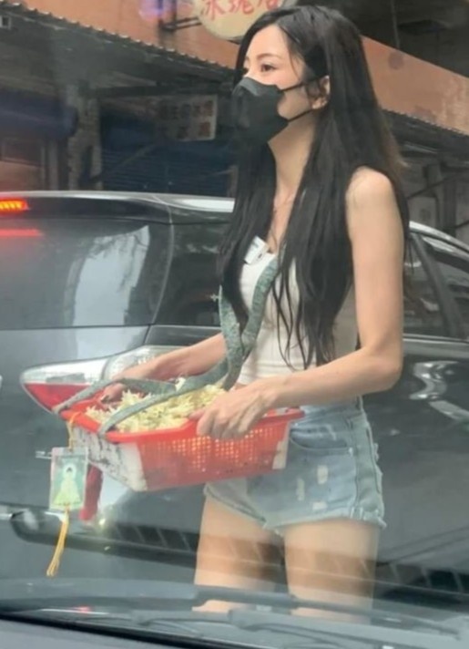 nữ streamer bán hoa dạo ảnh 1 nu streamer ban hoa dao anh 1